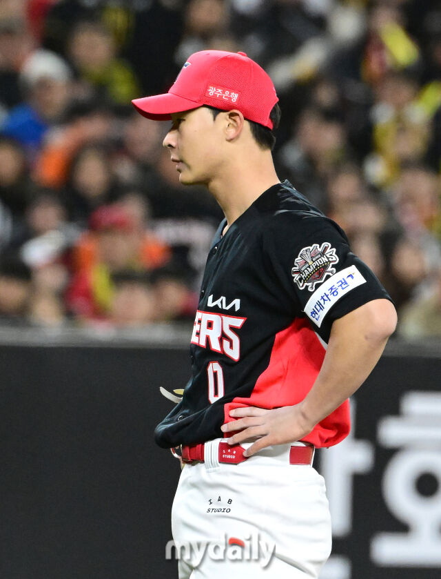 2025년 3월 28일 오후 대전 한화생명 볼파크에서 진행된 '2025 신한 SOL뱅크 KBO 리그' KIA 타이거즈와 한화 이글스의 경기. KIA 곽도규가 7회말 2사 만루서 볼넷과 몸에 맞는 공으로 동점과 역전을 허용한 뒤 허탈해하고 있다./마이데일리