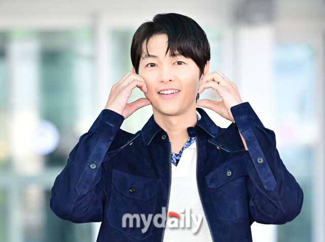 배우 송중기가 1일 인천국제공항을 통해 중국 상하이로 해외 일정 차 출국했다. 하트 포즈를 취하는 송중기.