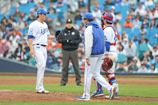 피치클락 볼넷 이후 억울함을 호소하는 김재윤./삼성 라이온즈