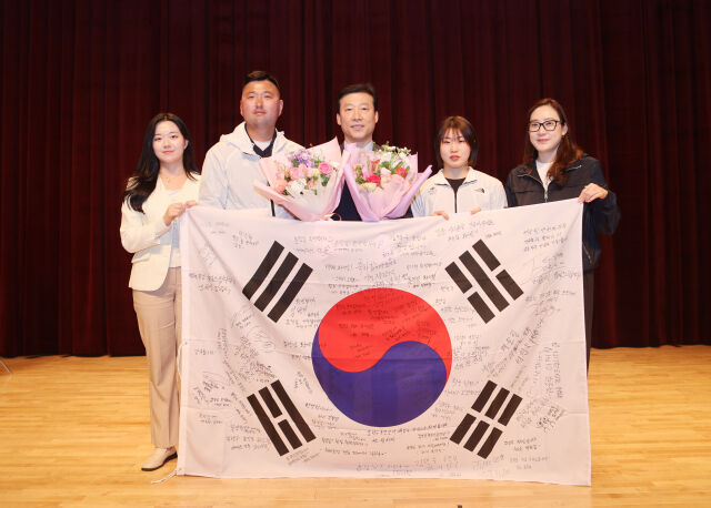 김택수 촌장(왼쪽에서 세 번째) 취임식에서 기념 촬영을 하고 있다. /대한체육회 제공