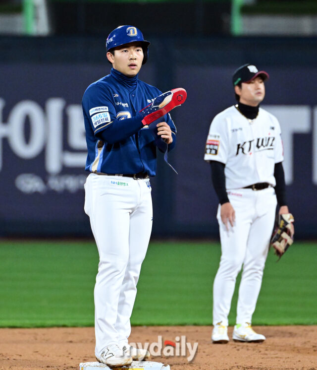 2025년 4월 9일 오후 경기도 수원KT위즈파크에서 진행된 '2025 신한 SOL뱅크 KBO 리그' NC 다이노스와 KT 위즈의 경기. NC 김휘집이 2회초 선두타자 2루타를 친 뒤 기뻐하고 있다./마이데일리