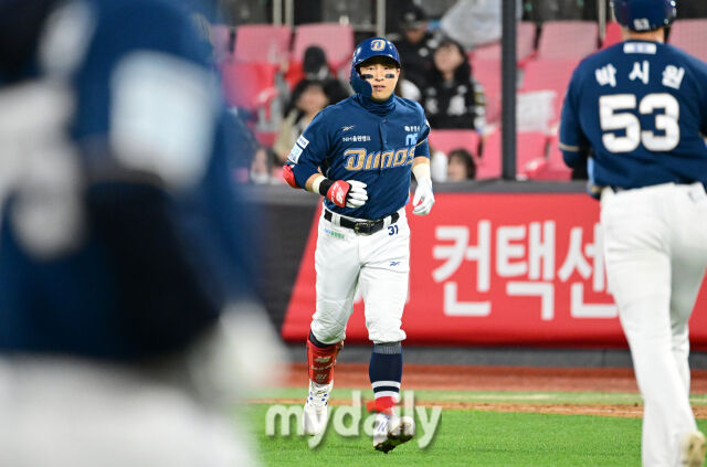 2025년 4월 9일 오후 경기도 수원KT위즈파크에서 진행된 '2025 신한 SOL뱅크 KBO 리그' NC 다이노스와 KT 위즈의 경기. NC 손아섭이 7회초 선두타자 안타를 친 뒤 대주자 박시원과 교체되고 있다./마이데일리
