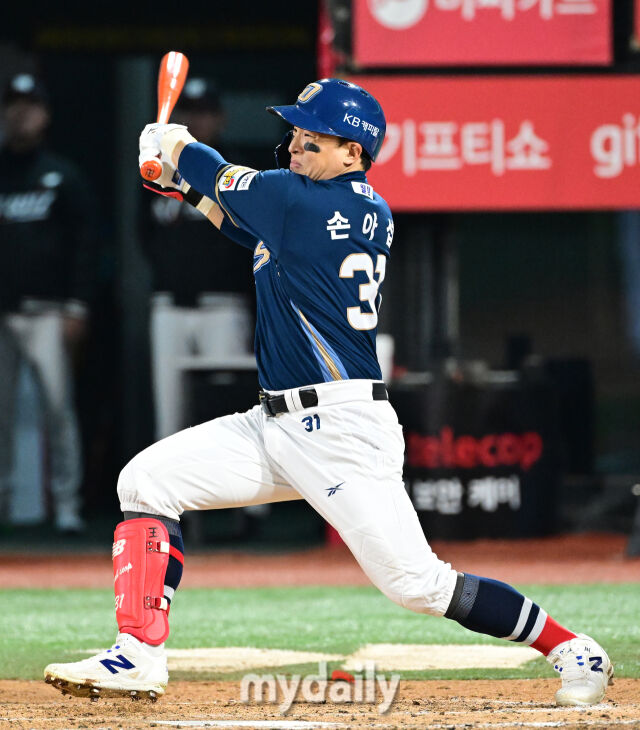 2025년 4월 9일 오후 경기도 수원KT위즈파크에서 진행된 '2025 신한 SOL뱅크 KBO 리그' NC 다이노스와 KT 위즈의 경기. NC 손아섭이 7회초 선두타자 안타를 치고 있다./마이데일리