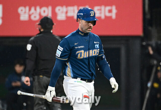 2025년 4월 9일 오후 경기도 수원KT위즈파크에서 진행된 '2025 신한 SOL뱅크 KBO 리그' NC 다이노스와 KT 위즈의 경기.<br><br>NC 데이비슨이 1회초 2사 1루서 삼진을 당한 뒤 아쉬워하고 있다./마이데일리