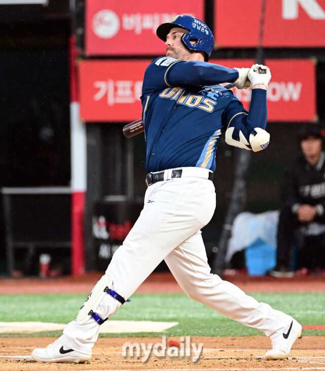 2025년 4월 9일 오후 경기도 수원KT위즈파크에서 진행된 '2025 신한 SOL뱅크 KBO 리그' NC 다이노스와 KT 위즈의 경기. NC 데이비슨이 1회초 2사 1루서 삼진을 당하고 있다./마이데일리