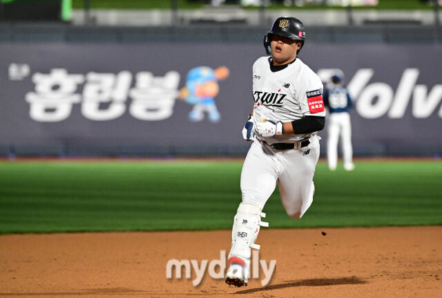 2025년 4월 9일 오후 경기도 수원KT위즈파크에서 진행된 '2025 신한 SOL뱅크 KBO 리그' NC 다이노스와 KT 위즈의 경기. KT 강백호가 8회말 1사 1루서 2점 홈런을 친 뒤 그라운드를 돌고 있다./마이데일리