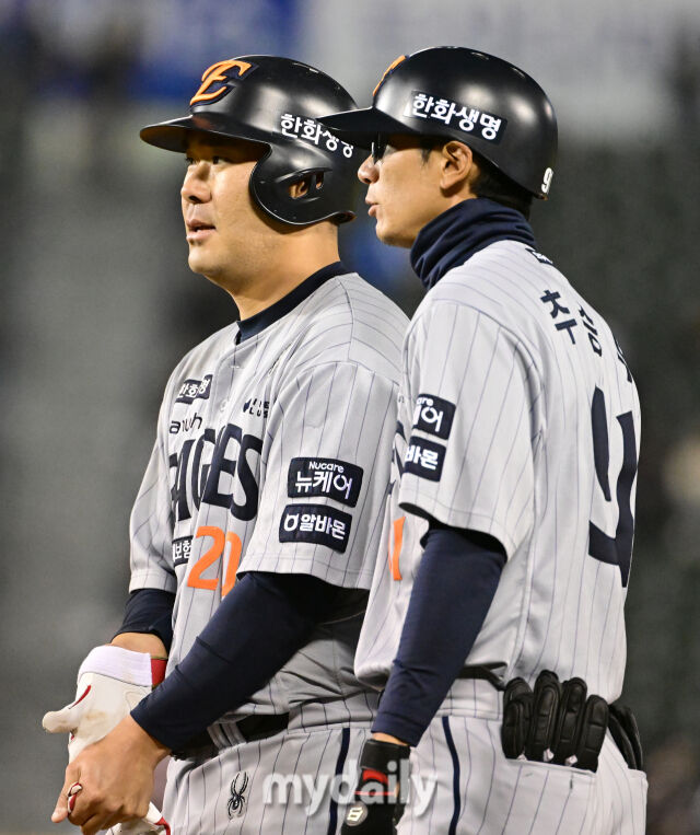 2025년 4월 10일 오후 서울 잠실구장에서 진행된 '2025 신한 SOL뱅크 KBO 리그' 한화 이글스와 두산 베어스의 경기. 한화 이재원에게 6회초 2사 2.3루서 2타점 적시타를 친 뒤 기뻐하고 있다./마이데일리