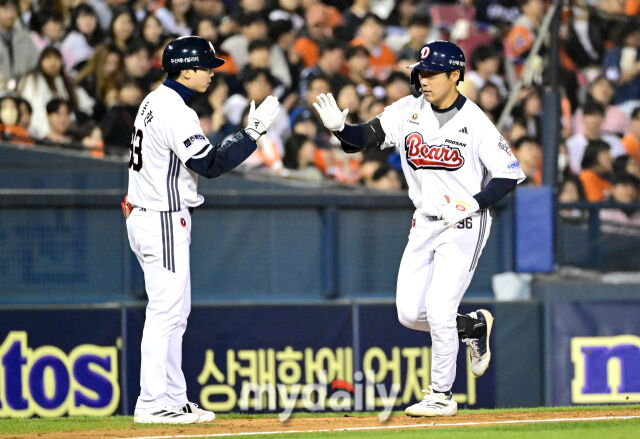 2025년 4월 10일 오후 서울 잠실구장에서 진행된 '2025 신한 SOL뱅크 KBO 리그' 한화 이글스와 두산 베어스의 경기. 두산 추재현이 8회말 무사 1루서 2점 홈런을 친 뒤 코치의 축하를 받고 있다./마이데일리