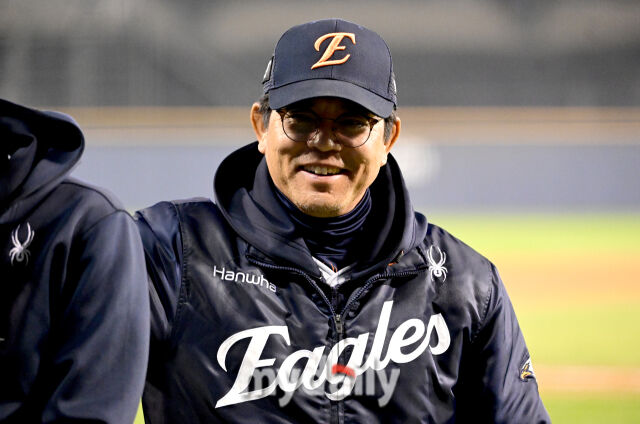 한화 양상문 투수코치가 승리한 뒤 기뻐하고 있다./마이데일리
