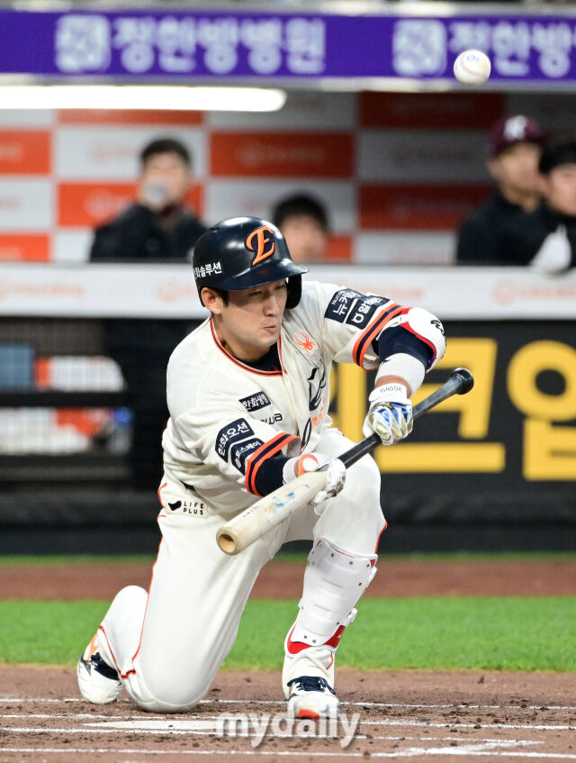 2025년 4월 11일 오후 대전 한화생명 볼파크에서 진행된 '2025 신한 SOL뱅크 KBO 리그' 키움 히어로즈와 한화 이글스의 경기. 한화 최재훈이 2회말 무사 1.2루서 번트를 실패하고 있다./마이데일리
