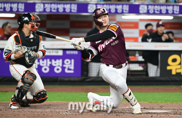 2025년 4월 11일 오후 대전 한화생명 볼파크에서 진행된 '2025 신한 SOL뱅크 KBO 리그' 키움 히어로즈와 한화 이글스의 경기. 키움 박주홍이 4회초 1사 후 삼진을 당하고 있다./마이데일리