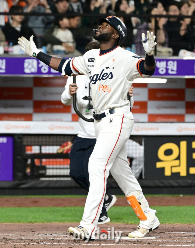 2025년 4월 11일 오후 대전 한화생명 볼파크에서 진행된 '2025 신한 SOL뱅크 KBO 리그' 키움 히어로즈와 한화 이글스의 경기.<br><br>한화 플로리얼이 7회말 선두타자로 나와 솔로홈런을 친 뒤 기뻐하고 있다./마이데일리