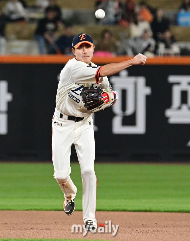 2025년 4월 11일 오후 대전 한화생명 볼파크에서 진행된 '2025 신한 SOL뱅크 KBO 리그' 키움 히어로즈와 한화 이글스의 경기. 한화 유격수 심우준이 6회초 키움 선두타자 임병욱의 타구를 처리하고 있다./마이데일리