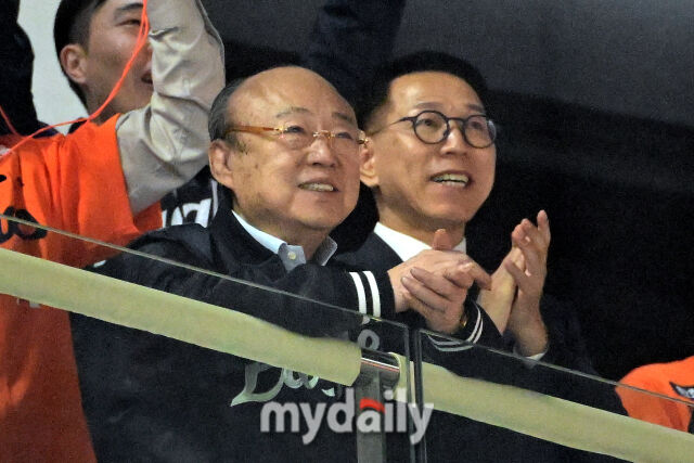 지난 4월 11일 오후 대전 한화생명 볼파크에서 진행된 '2025 신한 SOL뱅크 KBO 리그' 키움 히어로즈와 한화 이글스의 경기에서 김승연 한화 회장이 12-2로 승리한 뒤 기뻐하고 있다. /유진형<br> 
