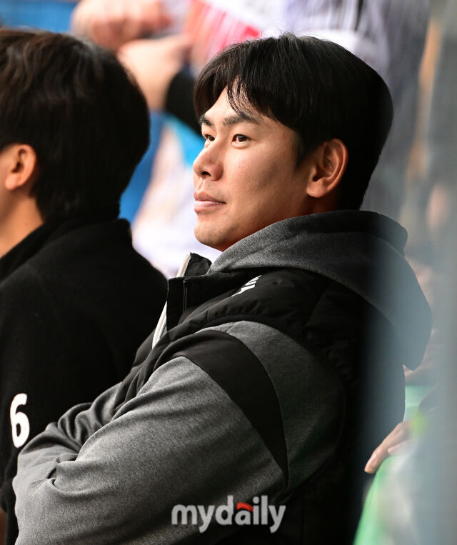 2025년 4월 12일 오후 서울 잠실구장에서 진행된 '2025 신한 SOL뱅크 KBO 리그' 두산 베어스와 LG 트윈스의 경기.<br><br>LG 홍창기가 더그아웃에서 경기를 지켜보고 있다./마이데일리