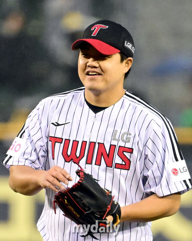 2025년 4월 12일 오후 서울 잠실구장에서 진행된 '2025 신한 SOL뱅크 KBO 리그' 두산 베어스와 LG 트윈스의 경기. LG 장현식이 9회초 구원등판해 무실점으로 막고 4-0 승리를 거둔 뒤 기뻐하고 있다./마이데일리