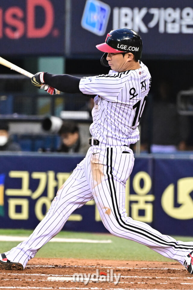 16일 서울 잠실야구장에서 열린 '2025 신한 SOL BANK KBO리그' 삼성 라이온즈와 LG 트윈스 경기.<br><br>LG 오지환이 2회말 1사에 2루타를 치고 있다./마이데일리