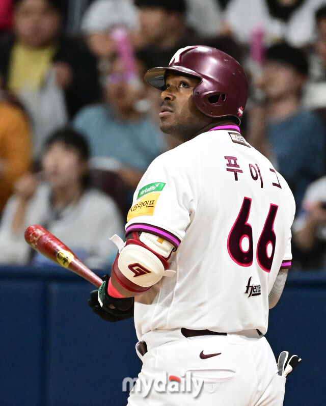 2025년 4월 22일 오후 서울 고척스카이돔에 진행된 '2025 신한 SOL뱅크 KBO 리그' 두산 베어스와 키움 히어로즈의 경기. 키움 푸이그가 3회말 2사 1루서 2점 홈런을 친 뒤 타구를 보고 있다./마이데일리