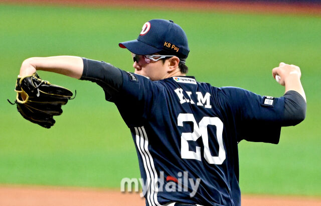2025년 4월 23일 오후 서울 고척스카이돔에 진행된 '2025 신한 SOL뱅크 KBO 리그' 두산 베어스와 키움 히어로즈의 경기. 두산 선발투수 김유성이 역투하고 있다./마이데일리