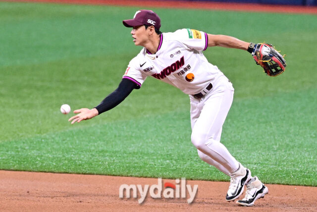 2025년 4월 23일 오후 서울 고척스카이돔에 진행된 '2025 신한 SOL뱅크 KBO 리그' 두산 베어스와 키움 히어로즈의 경기. 키움 2루수 송성문이 1회초 1사 1.3루서 두산 양석환의 타구를 처리하고 있다./마이데일리