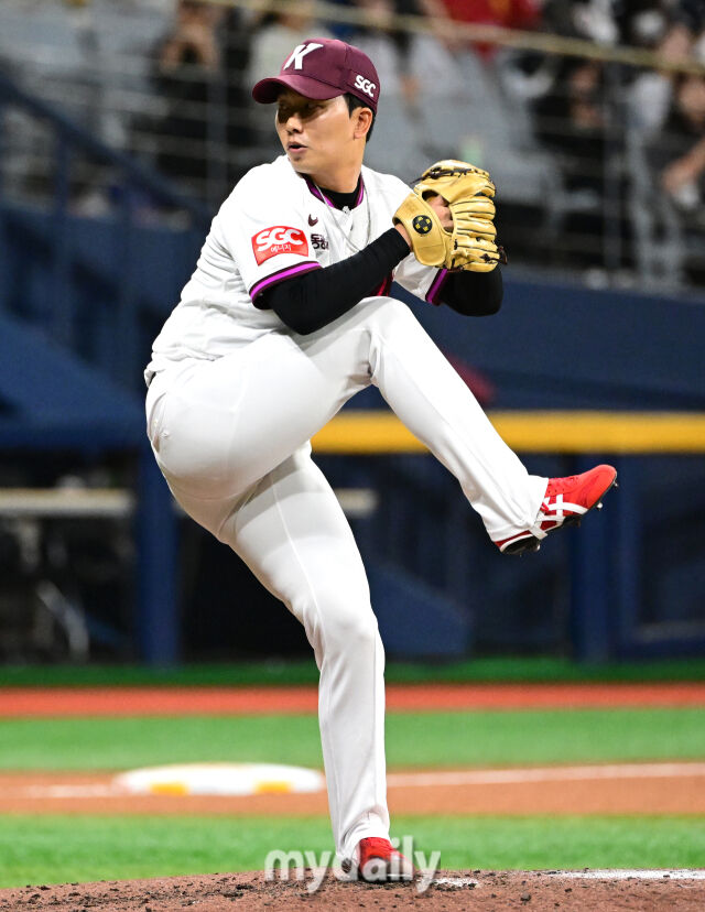 2025년 4월 23일 오후 서울 고척스카이돔에 진행된 '2025 신한 SOL뱅크 KBO 리그' 두산 베어스와 키움 히어로즈의 경기. 키움 김성진이 5회초 역투하고 있다./마이데일리