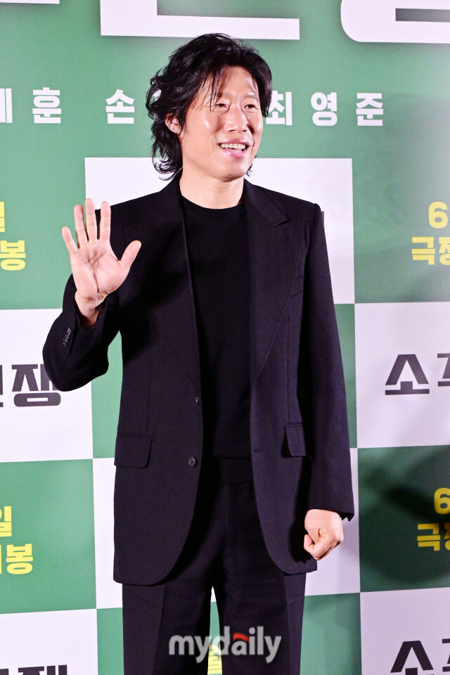 2025년 4월 24일 오전 서울 삼성동 메가박스에서 진행된 '소주전쟁' 제작발표회에서 유해진이 포즈를 취하고 있다.