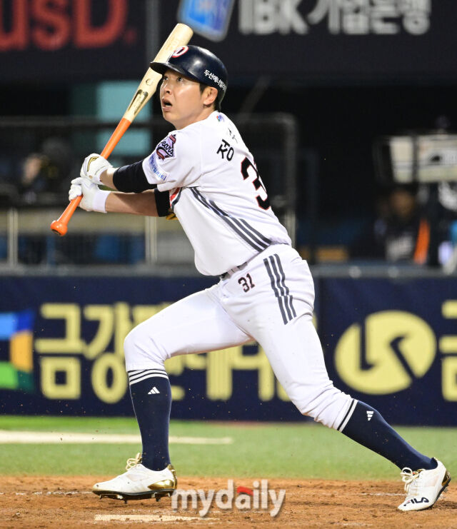 2025년 4월 25일 오후 서울 잠실구장에 진행된 '2025 신한 SOL뱅크 KBO 리그' 롯데 자이언츠와 두산 베어스의 경기. 두산 정수빈이 6회말 2사 1루서 타격하고 있다./마이데일리