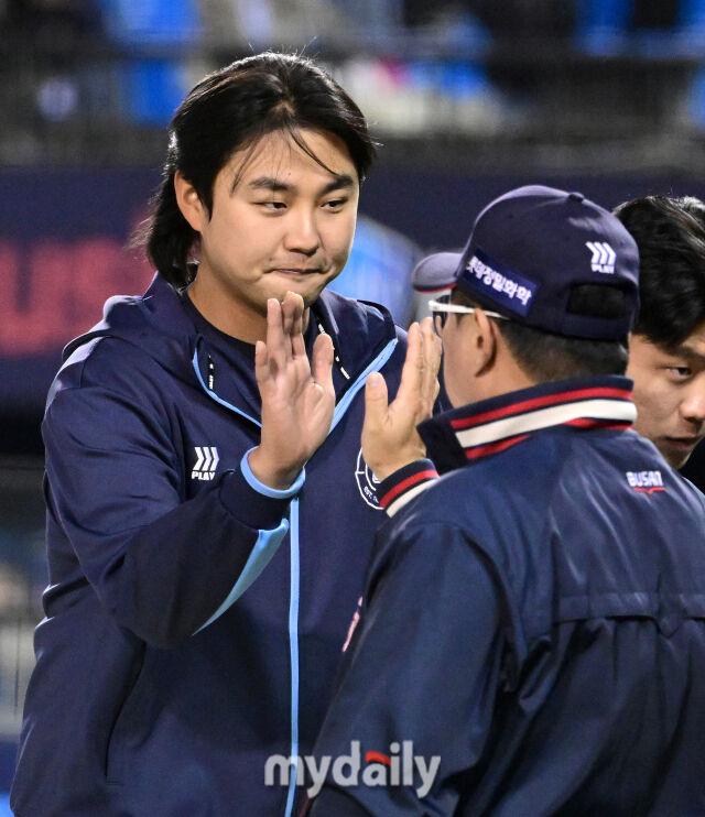 2025년 4월 25일 오후 서울 잠실구장에 진행된 '2025 신한 SOL뱅크 KBO 리그' 롯데 자이언츠와 두산 베어스의 경기. 롯데 정철원이 8-2로 승리한 뒤 김태형 감독과 하이파이브를 하고 있다./마이데일리