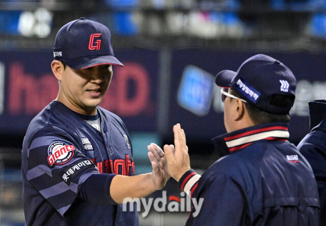 2025년 4월 25일 오후 서울 잠실구장에 진행된 '2025 신한 SOL뱅크 KBO 리그' 롯데 자이언츠와 두산 베어스의 경기. 롯데 김민성이 8-2로 승리한 뒤 김태형 감독과 하이파이브를 하고 있다./마이데일리