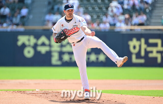 2025년 4월 26일 오후 서울 잠실구장에 진행된 '2025 신한 SOL뱅크 KBO 리그' 롯데 자이언츠와 두산 베어스의 경기. 두산 선발투수 잭로그가 역투하고 있다./마이데일리