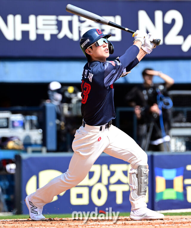 2025년 4월 26일 오후 서울 잠실구장에 진행된 '2025 신한 SOL뱅크 KBO 리그' 롯데 자이언츠와 두산 베어스의 경기.<br><br>롯데 전민재가 2회초 1사 1루서 타격하고 있다./마이데일리