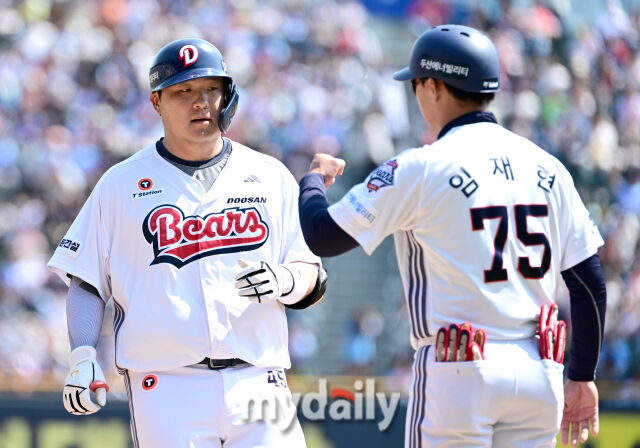 2025년 4월 26일 오후 서울 잠실구장에 진행된 '2025 신한 SOL뱅크 KBO 리그' 롯데 자이언츠와 두산 베어스의 경기. 두산 김기연이 2회말 1사 1.2루서 1타점 적시타를 친 뒤 기뻐하고 있다./마이데일리
