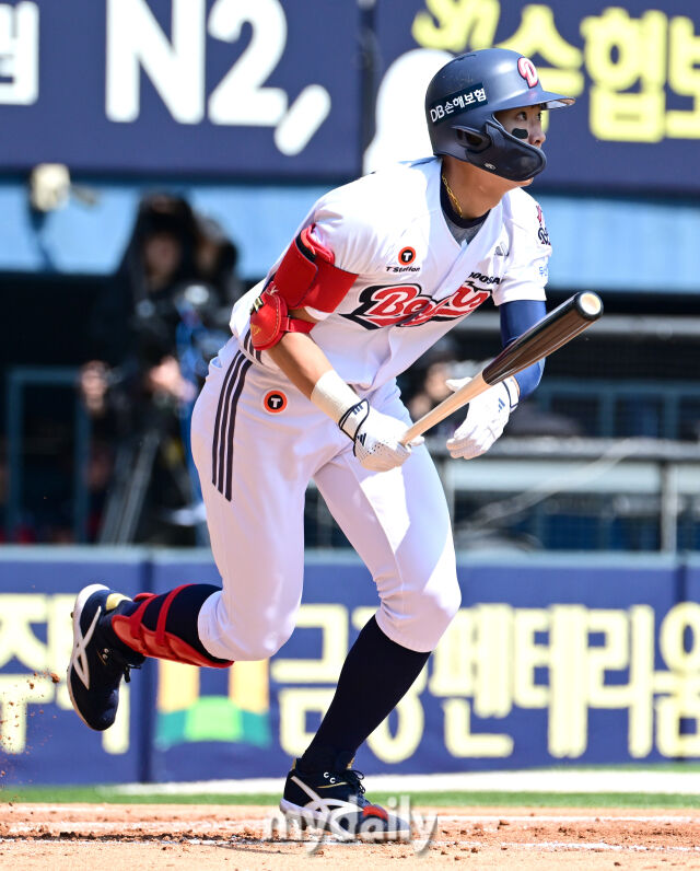 2025년 4월 26일 오후 서울 잠실구장에 진행된 '2025 신한 SOL뱅크 KBO 리그' 롯데 자이언츠와 두산 베어스의 경기. 두산 김민석이 2회말 1사 1루서 안타를 치고 있다./마이데일리