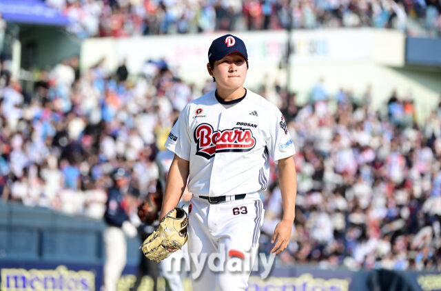 2025년 4월 26일 오후 서울 잠실구장에 진행된 '2025 신한 SOL뱅크 KBO 리그' 롯데 자이언츠와 두산 베어스의 경기. 두산 김택연이 8회초 무사 3루서 롯데 나승엽에게 1타점 역전 적시타를 허용한 뒤 아쉬워하고 있다./마이데일리