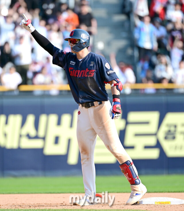 2025년 4월 26일 오후 서울 잠실구장에 진행된 '2025 신한 SOL뱅크 KBO 리그' 롯데 자이언츠와 두산 베어스의 경기. 롯데 윤동희가 9회초 1사 1.3루서 1타점 2루타를 친 뒤 기뻐하고 있다./마이데일리