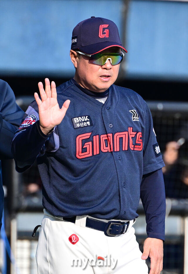 2025년 4월 26일 오후 서울 잠실구장에 진행된 '2025 신한 SOL뱅크 KBO 리그' 롯데 자이언츠와 두산 베어스의 경기. 롯데 김태형 감독이 7-4로 승리한 뒤 하이파이브를 하고 있다./마이데일리
