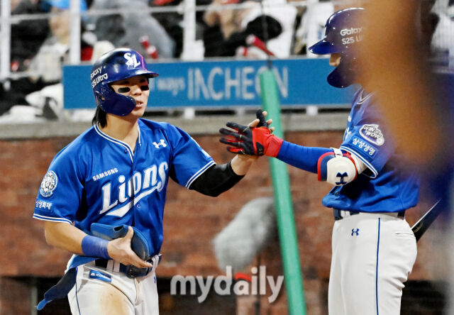 29일 오후 인천광역시 문학동 SSG랜더스필드에서 진행된 '2025 프로야구 KBO리그' SSG랜더스와 삼성라이온즈의 경기. 삼성 김성윤이 8회초 무사 만루서 노경은의 폭투때 홈을 밟은 뒤 환호하고 있다./마이데일리