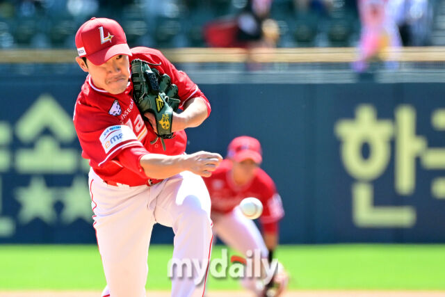 4일 오후 서울 잠실구장에 진행된 '2025 신한 SOL뱅크 KBO 리그' SSG-LG의 경기. SSG 선발 박종훈이 역투를 펼치고 있다./마이데일리