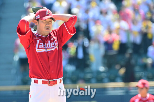 4일 오후 서울 잠실구장에 진행된 '2025 신한 SOL뱅크 KBO 리그' SSG-LG의 경기. SSG 선발 박종훈이 1회말 5실점 한 뒤 아쉬워 하고 있다./마이데일리