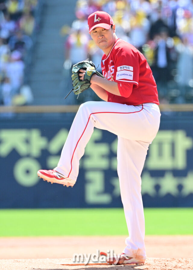 4일 오후 서울 잠실구장에 진행된 '2025 신한 SOL뱅크 KBO 리그' SSG-LG의 경기. SSG 선발 박종훈이 역투를 펼치고 있다./마이데일리