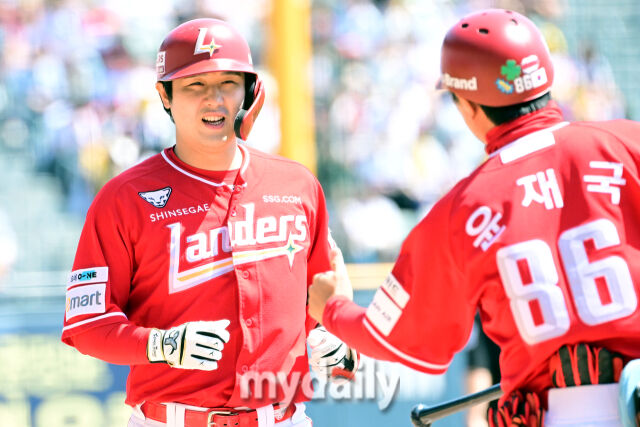 4일 오후 서울 잠실구장에 진행된 '2025 신한 SOL뱅크 KBO 리그' SSG-LG의 경기. SSG 최정이 1회초 2사 LG 코엔 윈을 상대로 솔로포를 때린 뒤 기뻐하고 있다./마이데일리