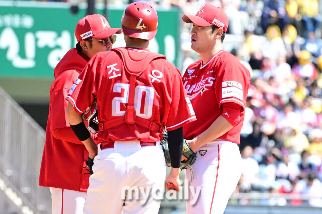 4일 오후 서울 잠실구장에 진행된 '2025 신한 SOL뱅크 KBO 리그' SSG-LG의 경기. SSG 선발 박종훈이 마운드에서 투수코치와 이야기를 나누고 있다./마이데일리