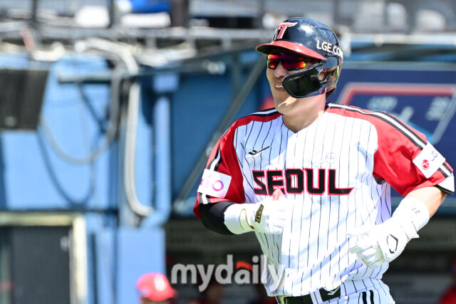 4일 오후 서울 잠실구장에 진행된 '2025 신한 SOL뱅크 KBO 리그' SSG-LG의 경기.<br><br>LG 박동원이 1회말 SSG 선발 박종훈을 상대로 백투백 홈런을 때린 뒤 미소를 짓고 있다./마이데일리