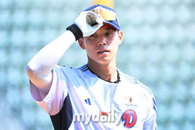 7일 서울 잠실야구장에서 열린 '2025 신한 SOL BANK KBO리그' LG 트윈스와 두산 베어스 경기. 경기 전 두산 박준영이 이승엽 감독과 함께 타격 훈련을 마치고 모자를 고쳐쓰고 있다./마이데일리