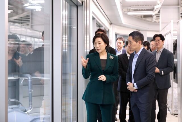 오영주 중소벤처기업부 장관이 7일 경기 화성 수퍼빈에서 열린 '기후테크 스타트업 현장대화' 참석에 앞서 기업 현장을 둘러보고 있다. /중기부