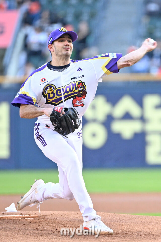 7일 서울 잠실야구장에서 열린 '2025 신한 SOL BANK KBO리그' LG 트윈스와 두산 베어스 경기. 두산 잭로그가 선발 투수로 마운드에 올라 힘차게 투구하고 있다./마이데일리