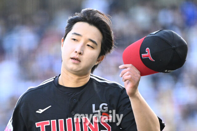 7일 서울 잠실야구장에서 열린 '2025 신한 SOL BANK KBO리그' LG 트윈스와 두산 베어스 경기. LG 최채흥이 선발투수로 나와 수비를 마치고 더그 아웃으로 들어서고 있다./마이데일리
