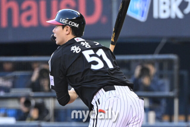7일 서울 잠실야구장에서 열린 '2025 신한 SOL BANK KBO리그' LG 트윈스와 두산 베어스 경기.<br><br>LG 홍창기가 3회초 무사 1루에 땅볼을 쳤다./마이데일리