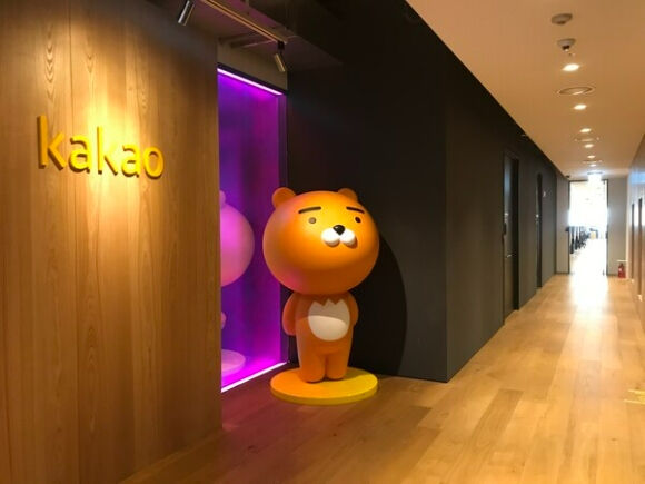 카카오 공동체 노동조합이 창립 이후 처음으로 파업에 돌입하며, 네이버 등 타사 노조와 연대 투쟁을 예고했다. /카카오