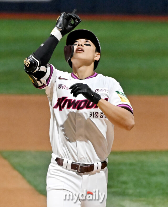 9일 오후 서울 고척동 고척스카이돔에서 진행된 '2025 프로야구 KBO리그' 키움히어로즈와 한화 이글스의 경기. 키움 송성문이 1회말 선두타자로 나서 홈런을 친 뒤 홈을 밟고 있다./마이데일리